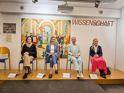 Bürgerschaftskandidatinnen vor dem Ölgemälde '33 Frauen'